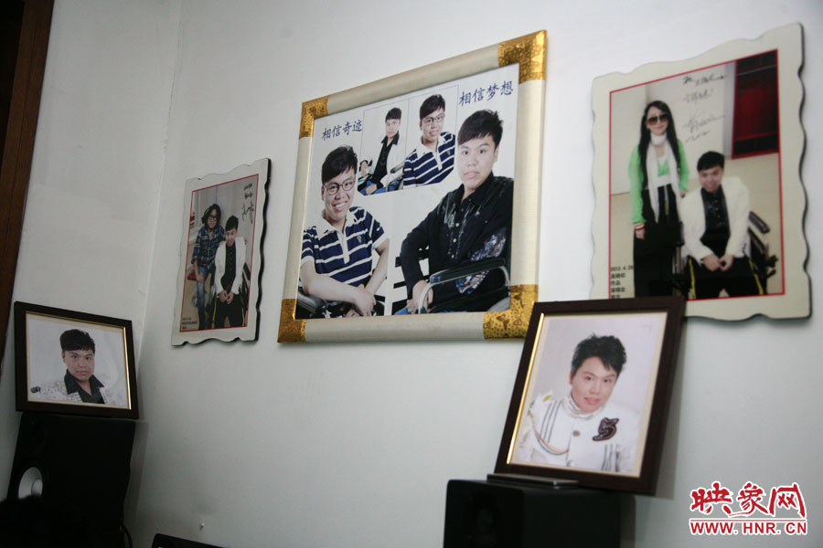 海龍的房間內(nèi)掛滿了這些年他走過的路程。