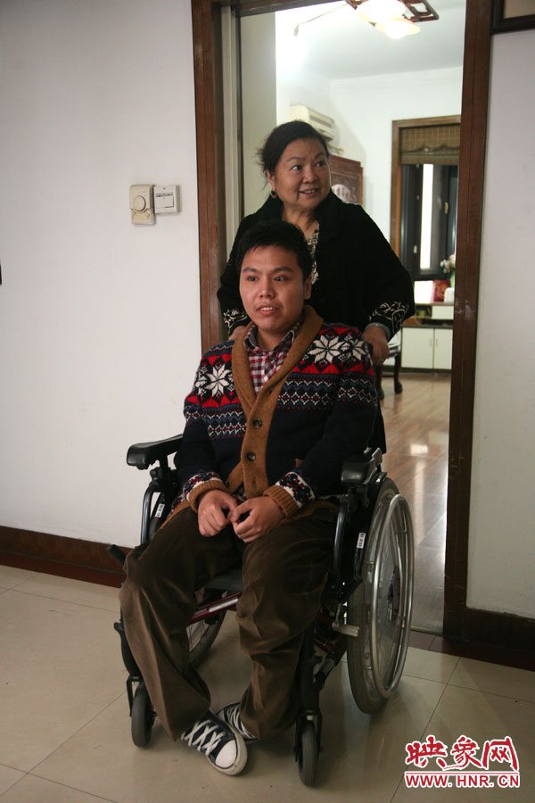 練完歌后，姥姥將海龍推了出來，因為行動不便，海龍很少出門，他的活動地方一般就是書房與客廳。