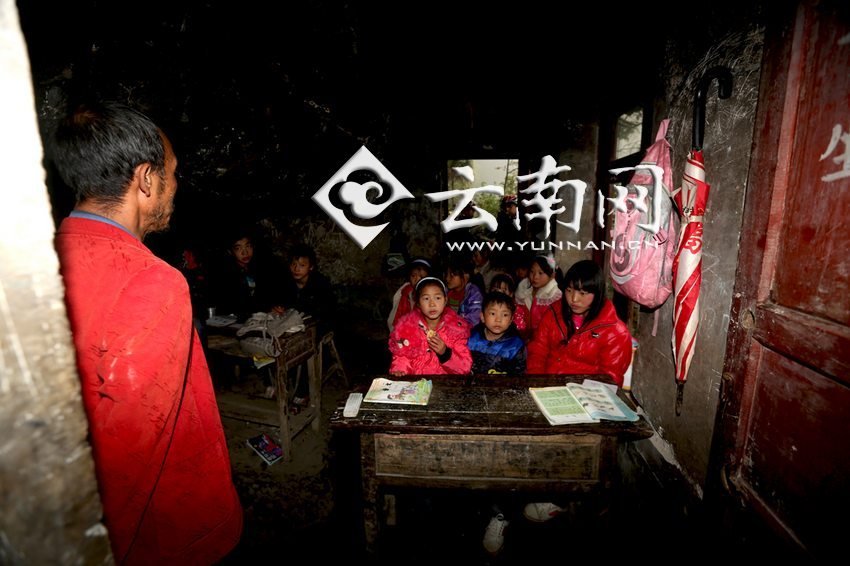 小學(xué)里只有兩個(gè)班，大點(diǎn)的孩子無法升入高年級(jí)，只得從一年級(jí)再讀起，就像復(fù)讀機(jī)。