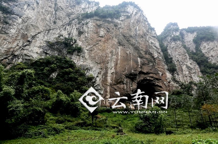 大鍋圈小學(xué)就建在這樣一個(gè)懸崖絕壁邊上。