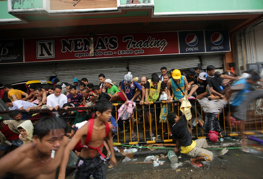 菲強(qiáng)臺(tái)風(fēng)致萬人遇難 食物短缺現(xiàn)哄搶