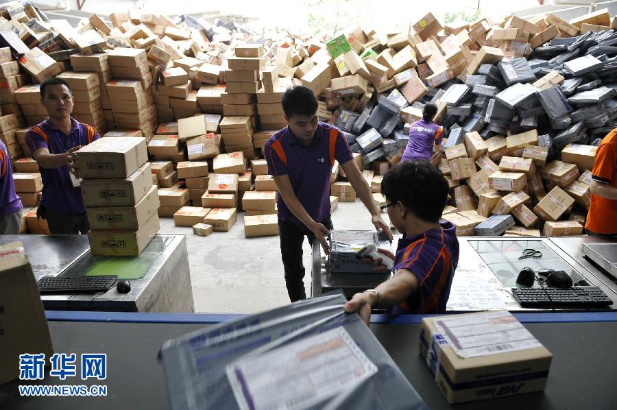 11月11日，在圓通公司廣州一處分揀站，工作人員加緊掃描快件。