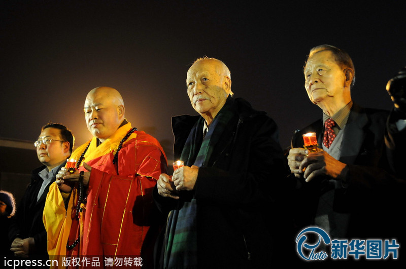 “為南京大屠殺遇難者守靈儀式暨和平燭光祭”活動(dòng)在侵華日軍南京大屠殺遇難同胞紀(jì)念館祭場(chǎng)舉行。