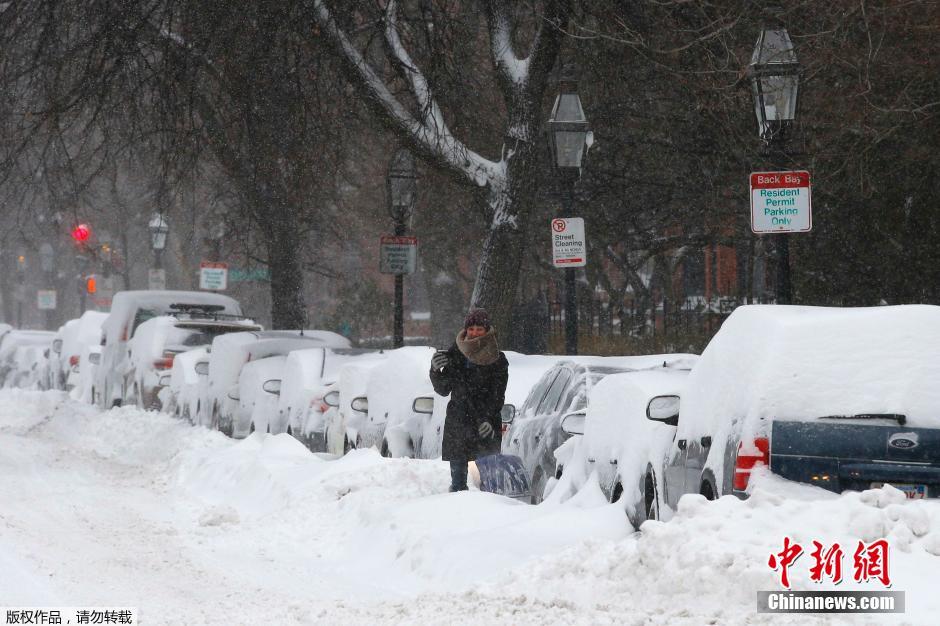 美國(guó)中東部遭暴風(fēng)雪肆虐 街頭房屋變“冰屋”