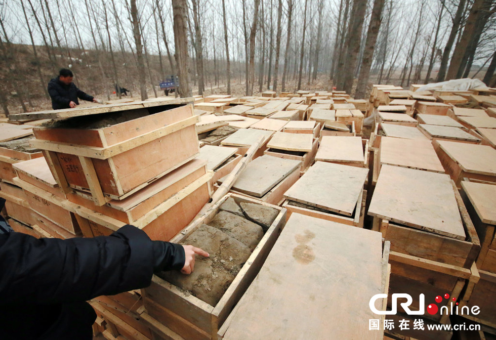 2014年1月6日，河南洛陽古沉船發(fā)掘現(xiàn)場，古船周圍和船上清理出來的青膏泥已被打包入箱。