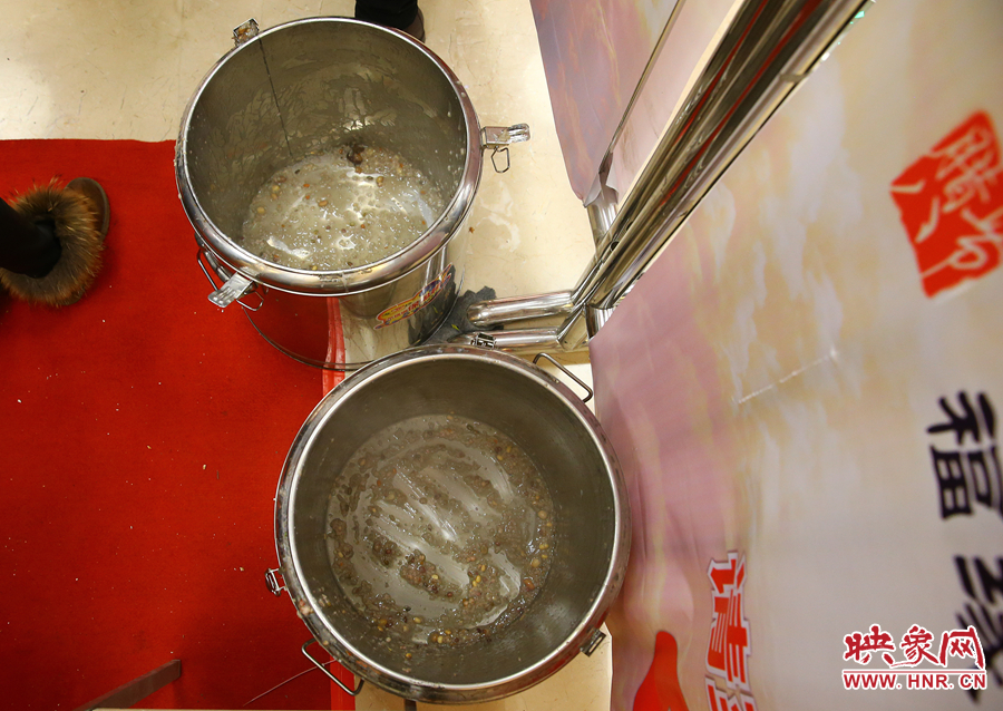 由于人多，兩大桶粥二十分鐘內(nèi)已經(jīng)見底。