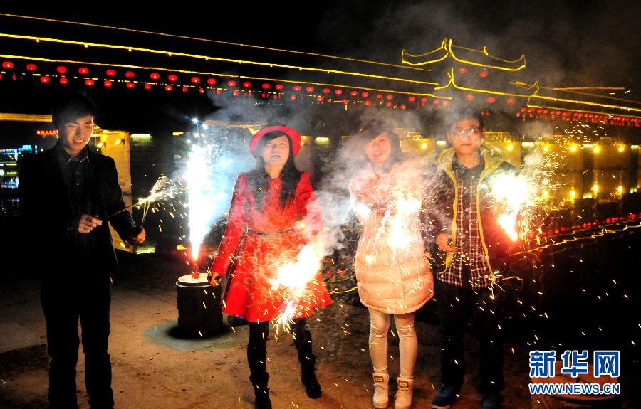1月30日，浙江金華武義市民在燃放煙花，喜迎馬年春節(jié)。