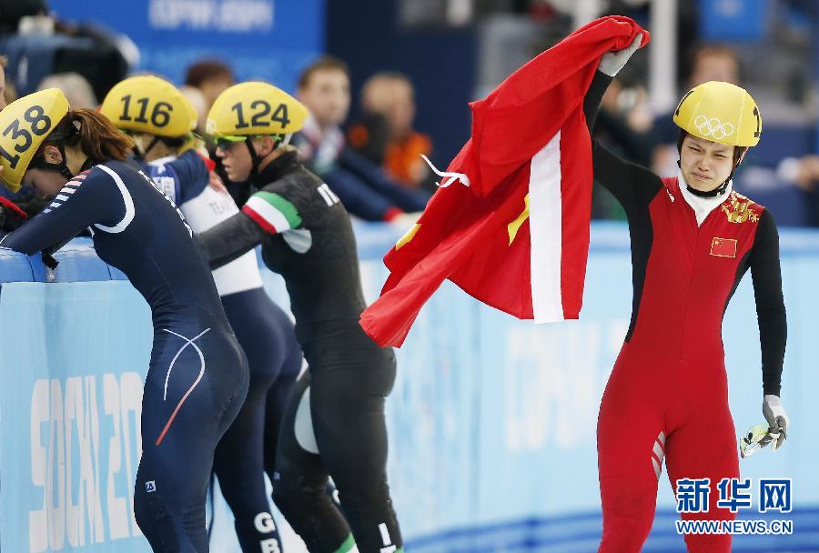 2月13日，中國(guó)選手李堅(jiān)柔（右）在比賽后慶祝。