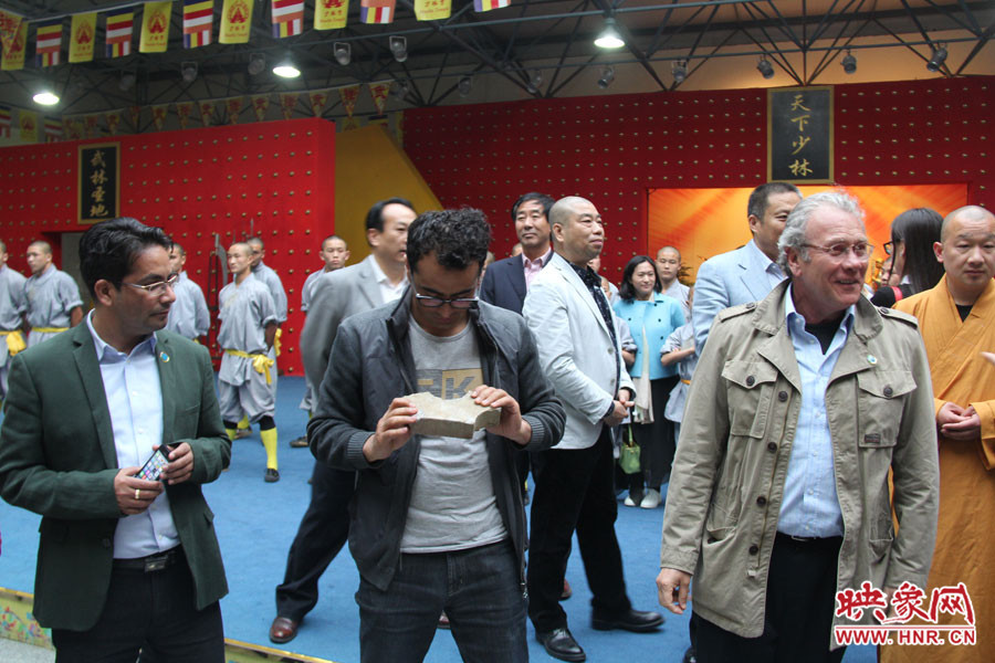 在表演后，外交官查看被表演者劈開的磚頭