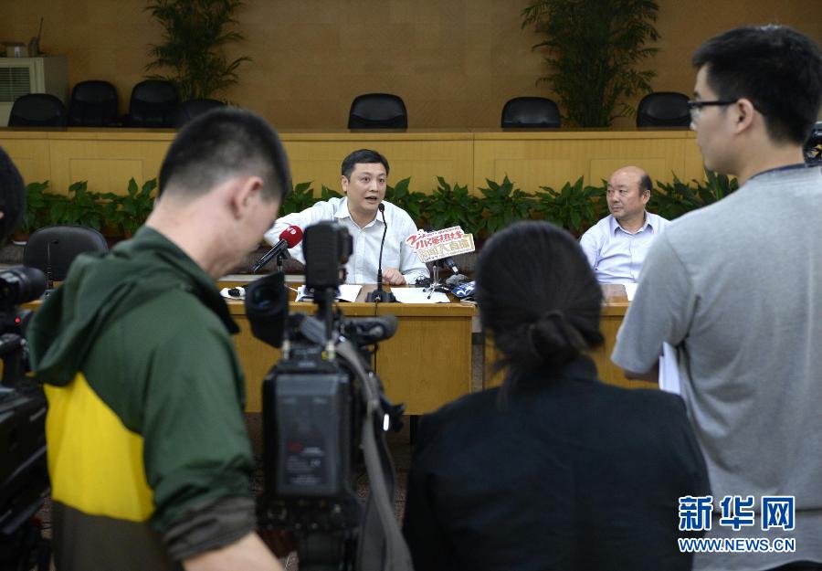  5月18日，杭州市環(huán)保局長胡偉（左）在發(fā)布會(huì)上回答記者提問。