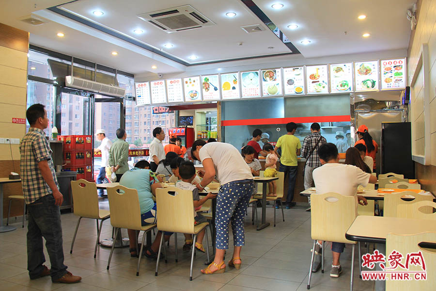 慶豐包子的金字招牌真不是蓋的,雖然店面還沒有正式營業(yè),已有許多食客慕名來吃包子。