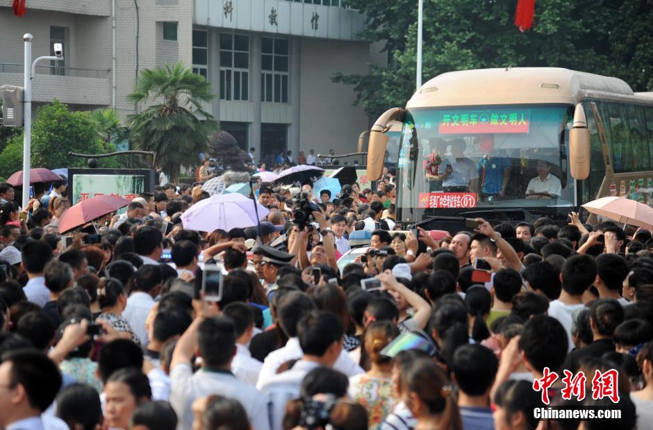 安徽毛坦廠中學(xué)考生趕考 萬余民眾“十里相送” 安徽毛坦廠中學(xué)考生趕考 萬余民眾“十里相送”