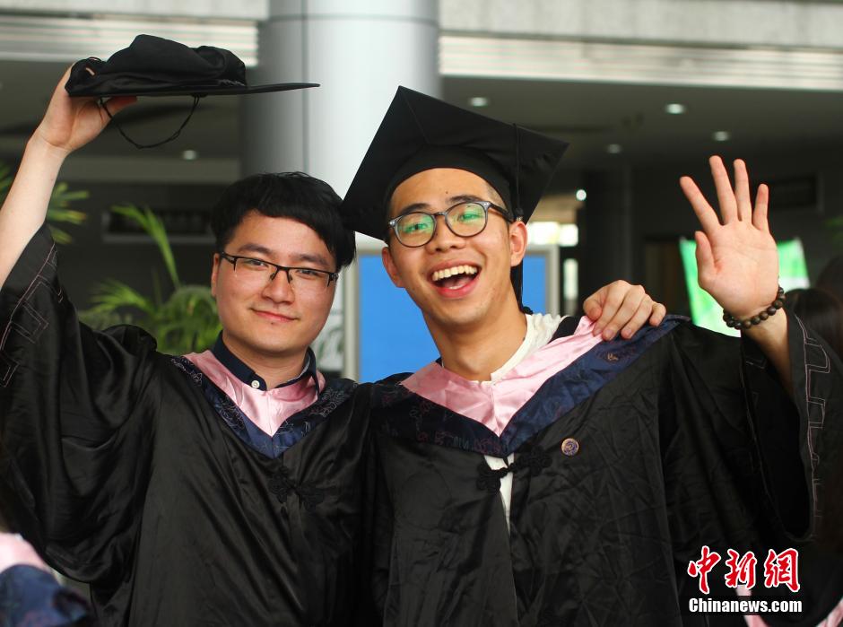 6月6日，浙江理工大學(xué)的畢業(yè)生們在校園中以賣萌、搞怪等獨具青春特色的方式告別大學(xué)生涯。中新社發(fā) 李晨