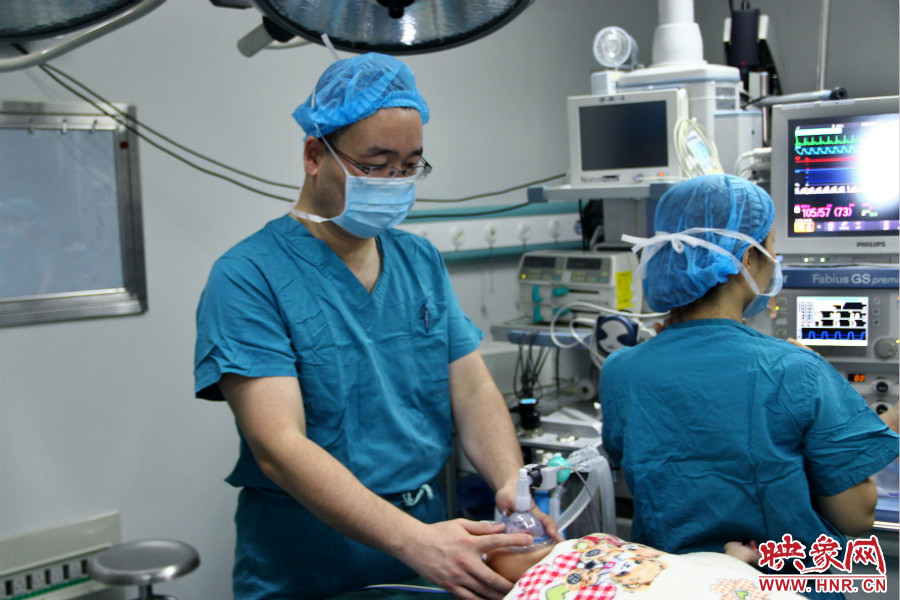 上午8點10分，小龍接受全身麻醉。