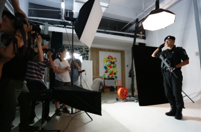 拍起大片來，特警也是一絲不茍。