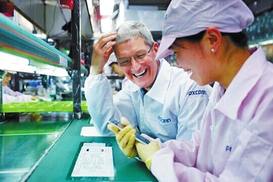 圖為蒂姆·庫克和一名女工在熱烈地交談。