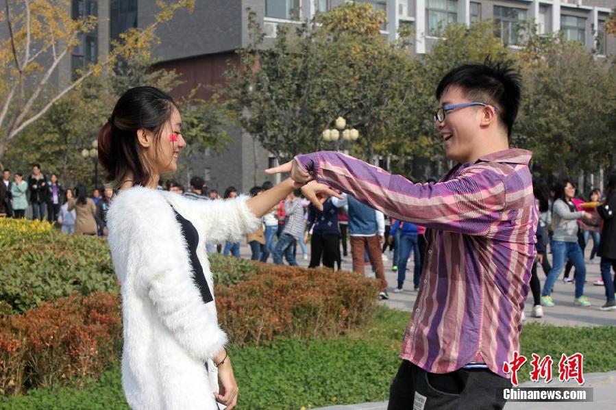 11月11日，河南財(cái)經(jīng)政法大學(xué)校園內(nèi)，300名在校大學(xué)生在上演了一出“光棍”也瘋狂的“快閃”大戲。