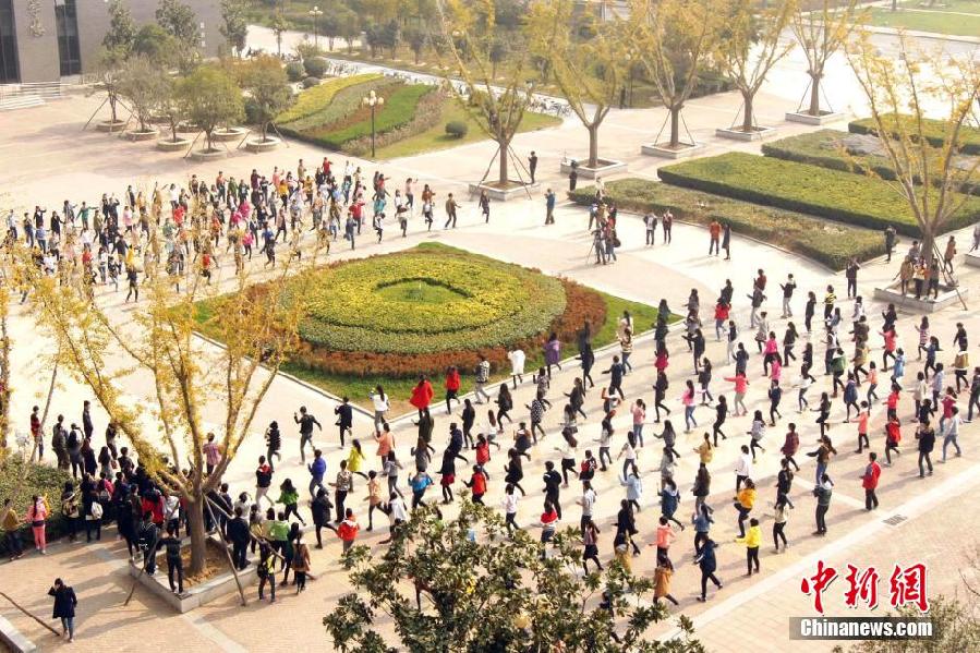 11月11日，河南財(cái)經(jīng)政法大學(xué)校園內(nèi)，300名在校大學(xué)生在上演了一出“光棍”也瘋狂的“快閃”大戲。