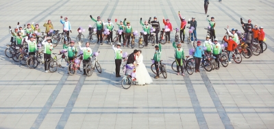 騎友們圍成一個(gè)“心”形，郝幸福在心尖上深情地親吻著新娘。