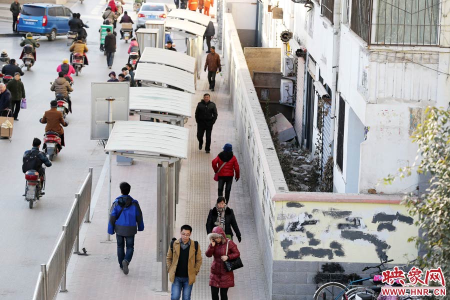 墻內(nèi)扔著垃圾，墻面上涂滿了牛皮癬小廣告，異常顯眼。