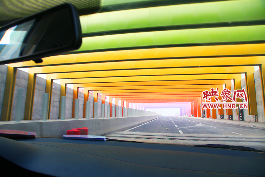 出隧道光線變化由暗到明。