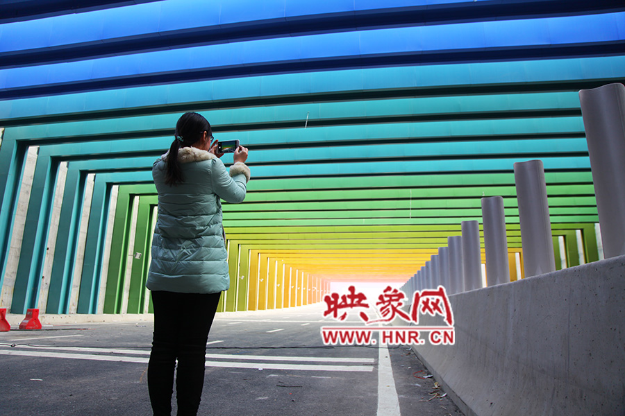 一女孩拿出手機拍照。