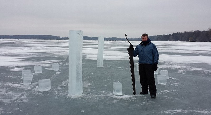 　這5名美國人使用鏈鋸和冰刀切割冰塊，用了2周時間才建成巨大的冰柱巨石陣。（網(wǎng)頁截圖）