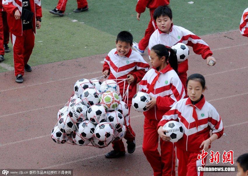 洛陽推進校園足球普及 學(xué)生跳起“足球操” 洛陽推進校園足球普及 學(xué)生跳起“足球操”