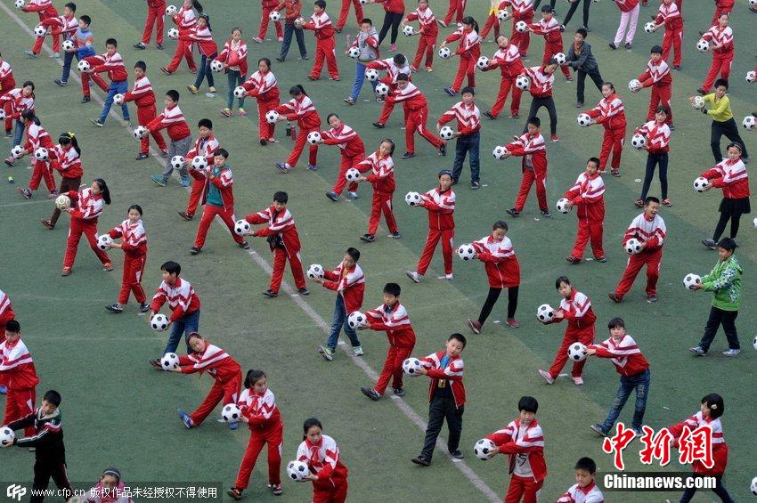 洛陽推進校園足球普及 學(xué)生跳起“足球操” 洛陽推進校園足球普及 學(xué)生跳起“足球操”