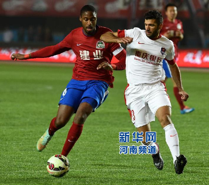 河南建業(yè)隊隊員戈麥斯（左）與重慶力帆隊隊員吉利奧蒂在比賽中拼搶。