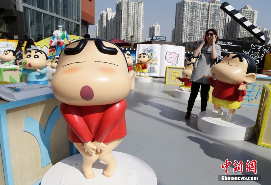 4月22日，游客參觀蠟筆小新特展。“蠟筆小新25周年紀(jì)念特展”日前在北京開展