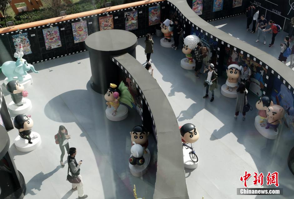 4月22日，游客與蠟筆小新合影。“蠟筆小新25周年紀(jì)念特展”日前在北京開展，吸引了不少市民游客。