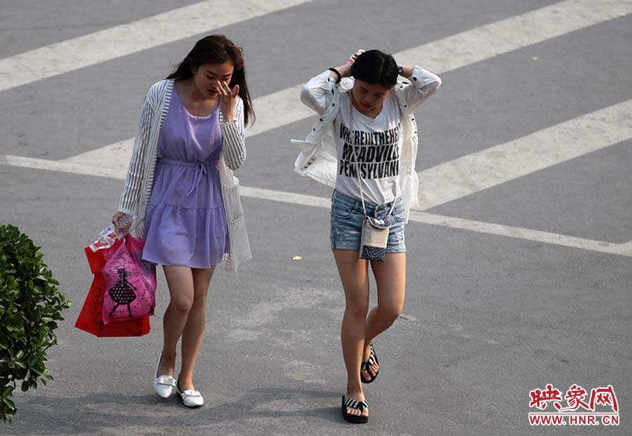 太熱了，還是把頭發(fā)扎起來