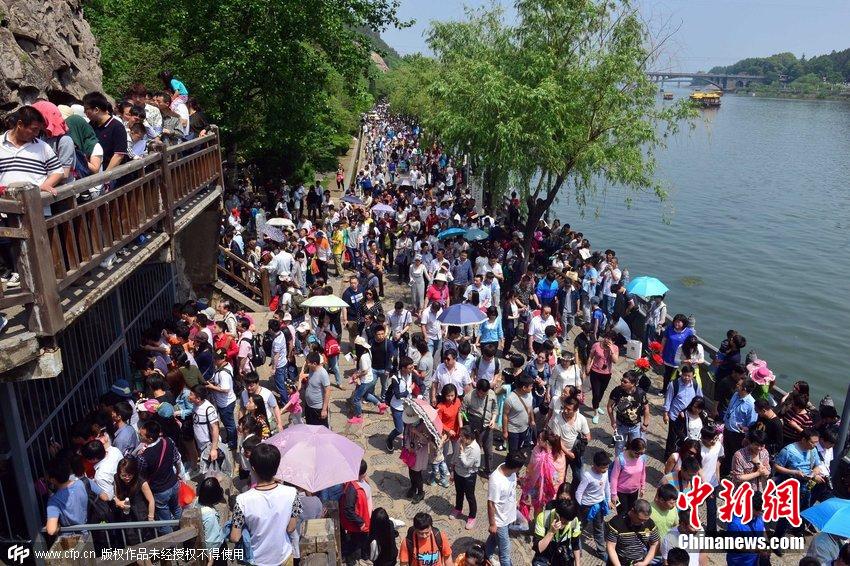 河南洛陽(yáng)龍門石窟游人爆棚