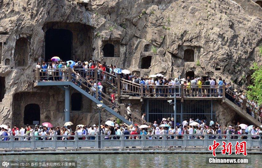 河南洛陽(yáng)龍門石窟游人爆棚