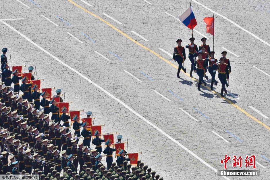 圖為俄羅斯國旗從受閱部隊前經(jīng)過。