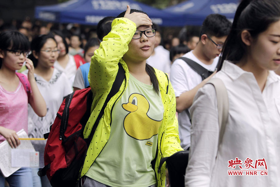 鄭州回中考點(diǎn)，考生輕松入場。