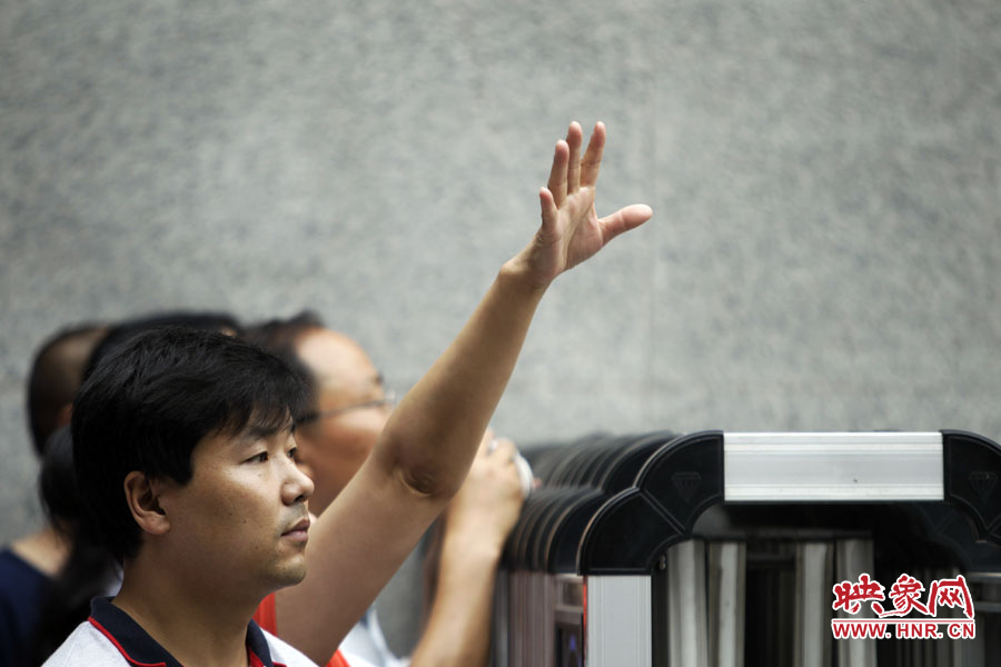 6月7日，鄭州回中考點(diǎn)?！昂伲以谶@兒！”一名家長招呼自己的孩子