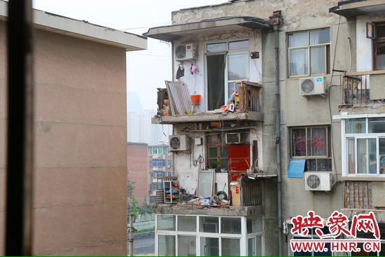樓上多處陽臺出現(xiàn)裂縫，隨時有掉落危險