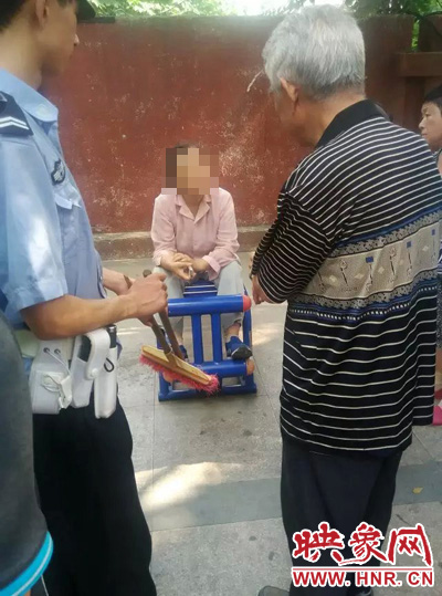 老太當(dāng)時(shí)坐在健身器材上做仰臥起坐，說環(huán)衛(wèi)工人影響她鍛煉身體了，便開始謾罵環(huán)衛(wèi)工人。