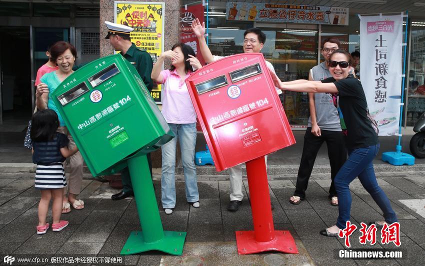 臺北兩郵筒被臺風(fēng)吹歪 成市民拍照景點 臺北兩郵筒被臺風(fēng)吹歪 成市民拍照景點