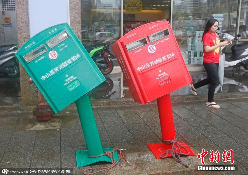 臺北兩郵筒被臺風(fēng)吹歪 成市民拍照景點 臺北兩郵筒被臺風(fēng)吹歪 成市民拍照景點
