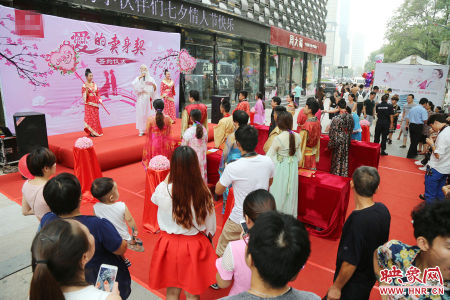 活動(dòng)現(xiàn)場，聚集了大量圍觀群眾。