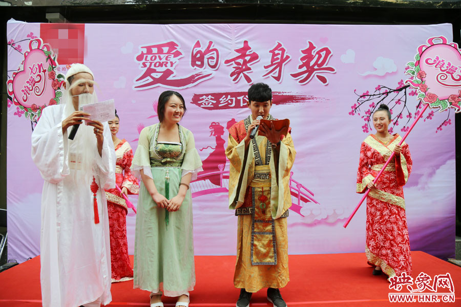 男子現(xiàn)場宣讀“賣身契”的內(nèi)容，讓大家作證。