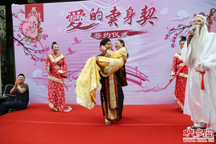 一名男子將女友抱起。