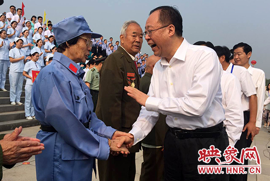 領(lǐng)導(dǎo)與老兵親切交流 領(lǐng)導(dǎo)與老兵親切交流