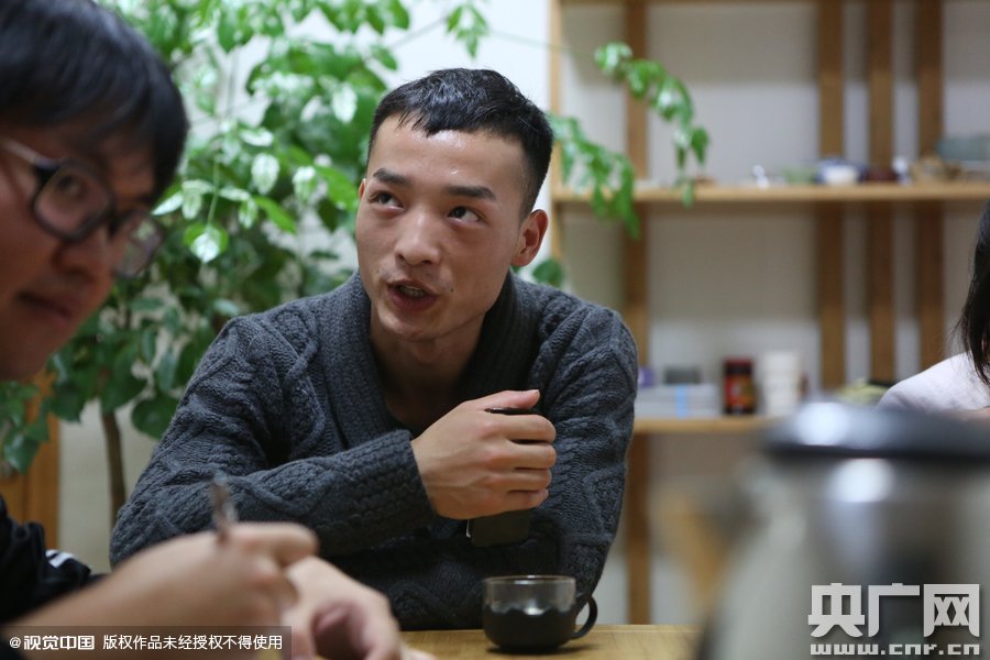 網(wǎng)絡(luò)紅人葉良辰現(xiàn)身浙江臺(tái)州，接受記者的專訪。