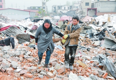 腳下是曾經(jīng)的公司，王琳夫婦內(nèi)心十分悲痛