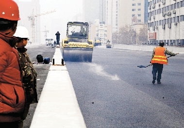 昨日農(nóng)業(yè)路高架第八標(biāo)段已經(jīng)開(kāi)始鋪設(shè)瀝青。