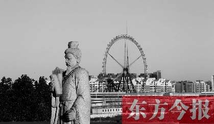 16日，從中原福塔基座平臺(tái)看向世紀(jì)歡樂(lè)園的景象